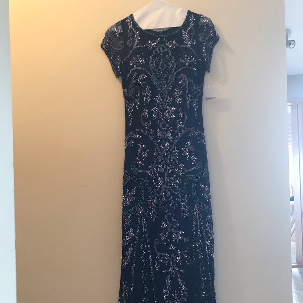 Mother of the Bride / Groom Dress. Beaded. Size 6 - Picture 5 of 5